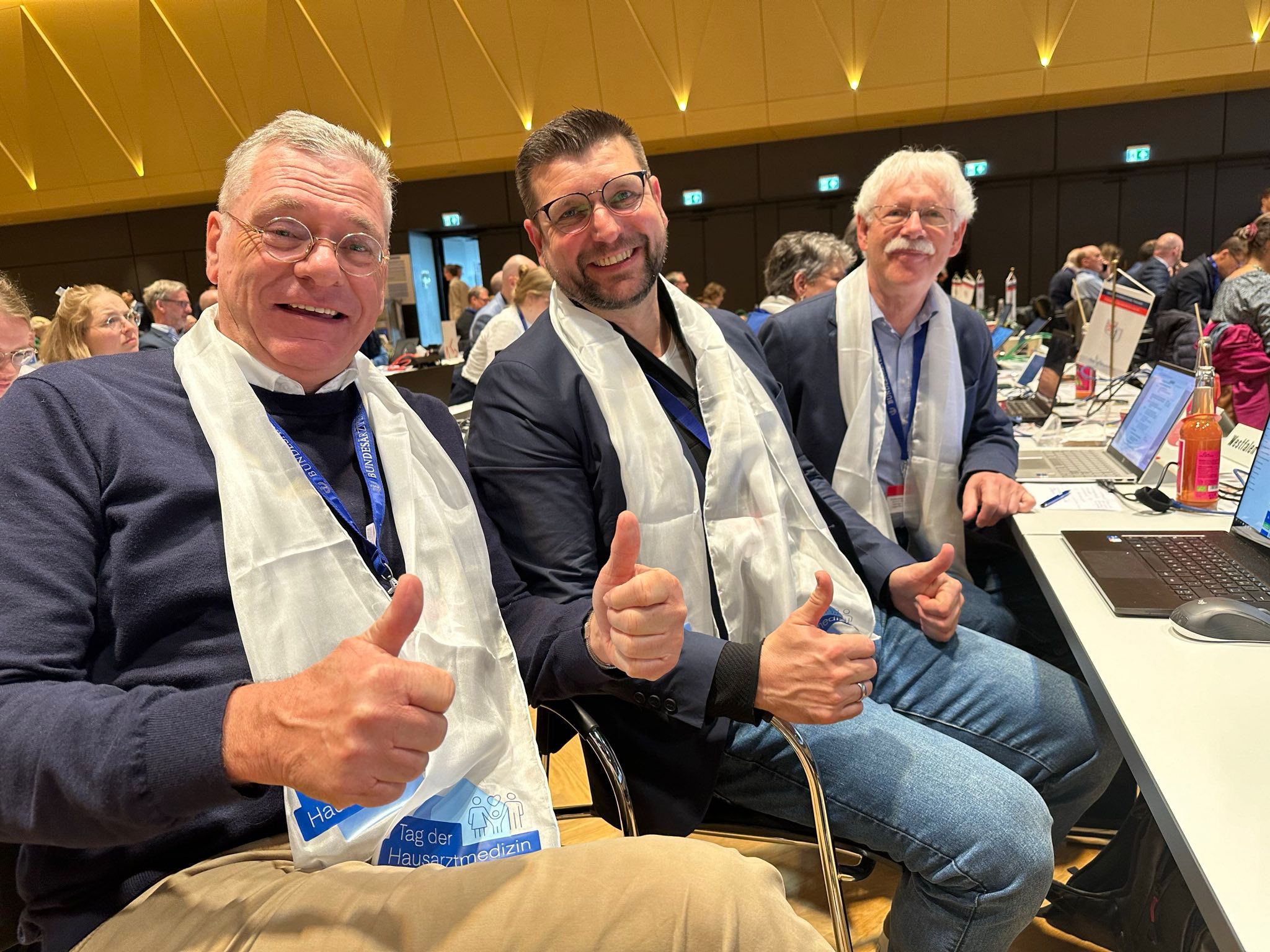 2024 05 08 TdH Delegierte mit Schal Ärztetag Mainz
